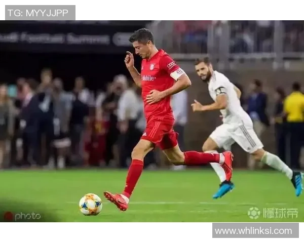 《足球明星的奋斗之路：从绿茵场到全球瞩目的传奇之旅》