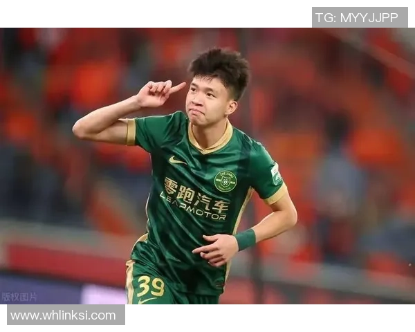 中国足球巨星霸气侧漏瞬间展现强大气场与无畏精神的狂热时刻